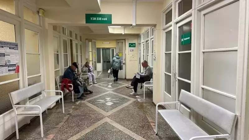 Прокурор Вавожского района добился завершения капремонта больницы