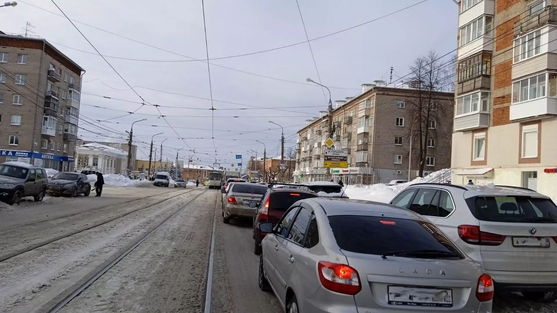 Трамваям в Ижевске мешают автомобили