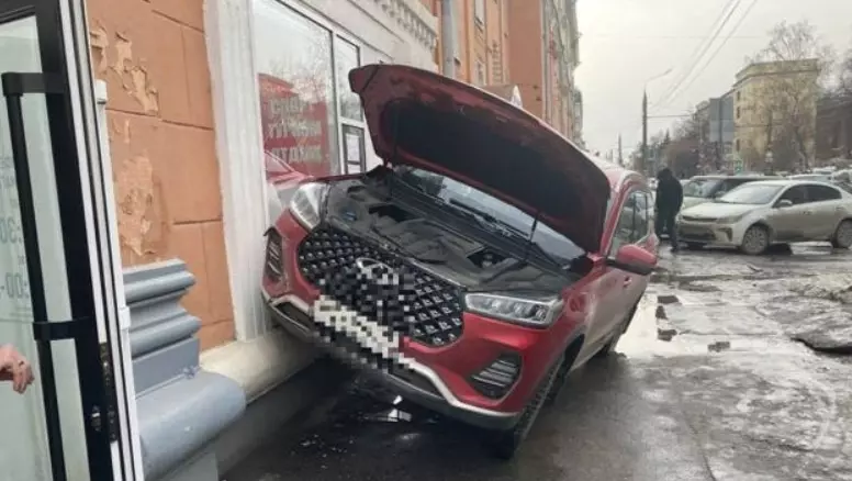 Женщина на иномарке вылетела на тротуар и врезалась в витрину магазина в Ижевске