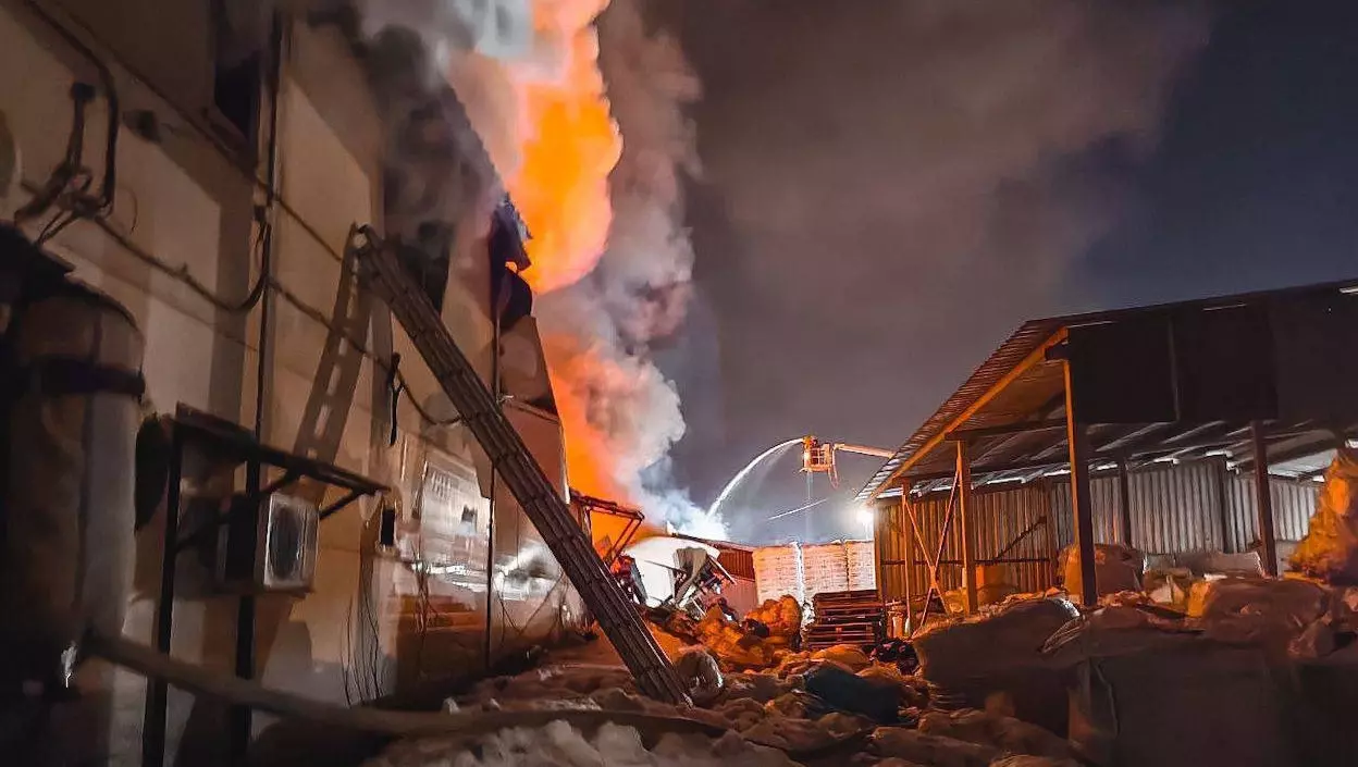 Один человек погиб во время пожара на предприятии по производству пакетов в Ижевске