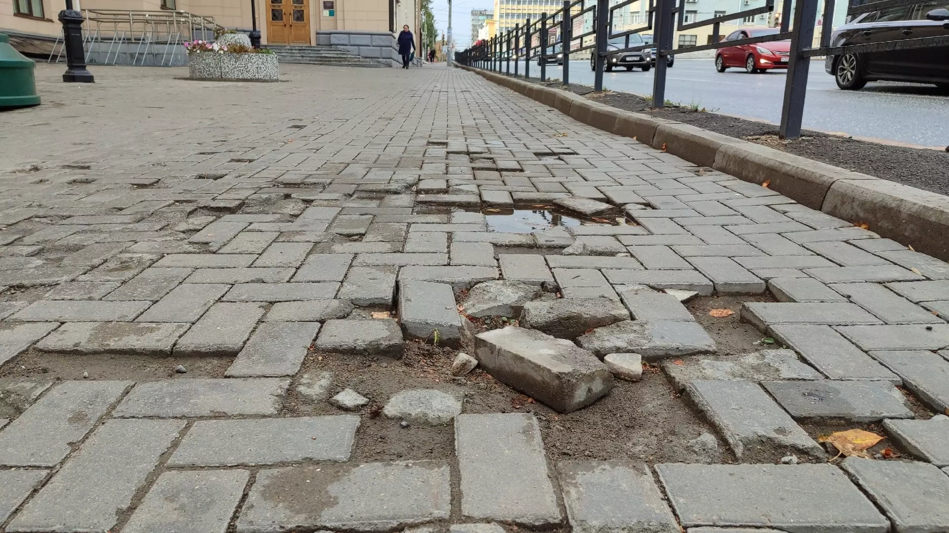 У администрации Ижевска нет денег на восстановление тротуара в центре города